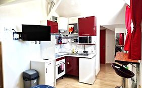 08 - Joli studio avec clim et tout équipé pour 2 personnes, lit double, parking privatif gratuit, grand fourgon possible, tout le linge de maison est fourni